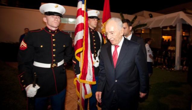 il presidente israeliano shimon peres arriva presso la residenza dell'ambasciatore usa