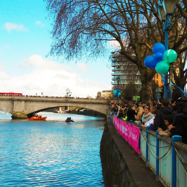 Il pubblico sulla linea di partenza