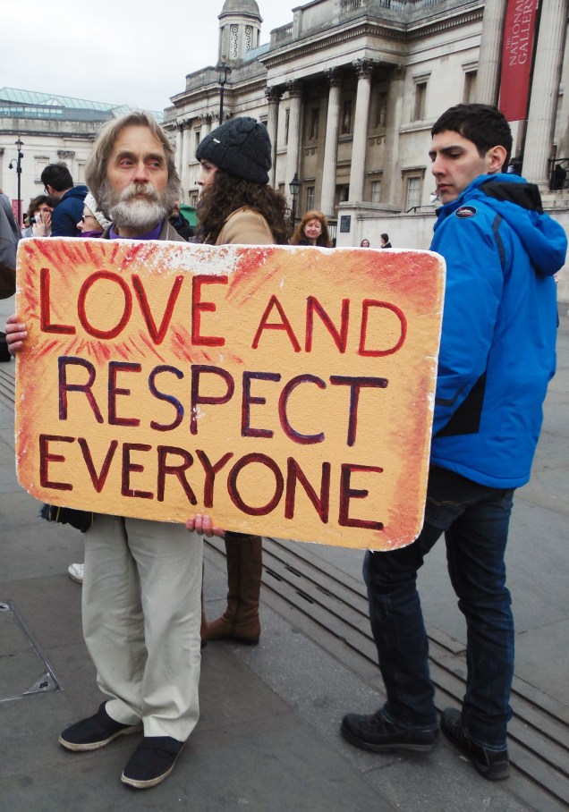 Un dimostrante pretende "amore e rispetto per tutti"