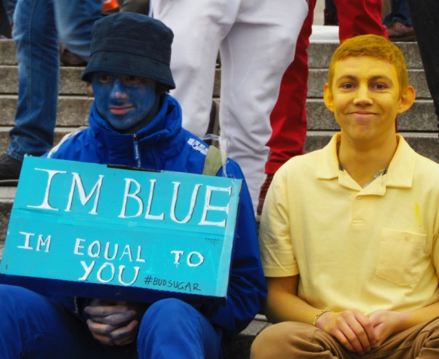 Un gruppo di ragazzi ha deciso di colorarsi in nome dell'uguaglianza tra le razze