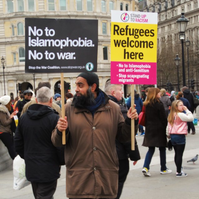 Un manifestante si fa immortalare con uno smartphone da un amico