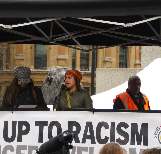 Amyna, arrivata in Gran Bretagna da Mosul (Iraq) urla: "qui non abbiamo diritto, vogliamo essere trattati come esseri umani"