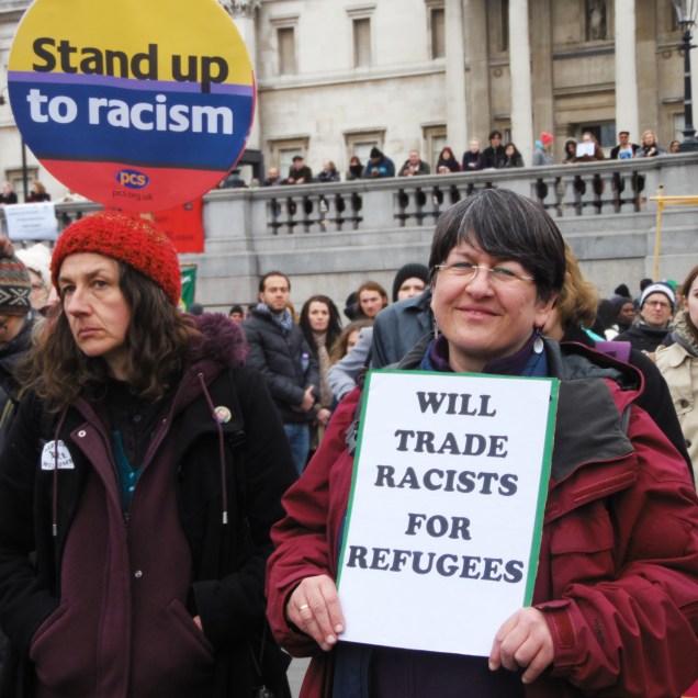 Un'altra propone di rimandare indietro i "razzisti" contro l'immigrazione e tenersi i "rifugiati"